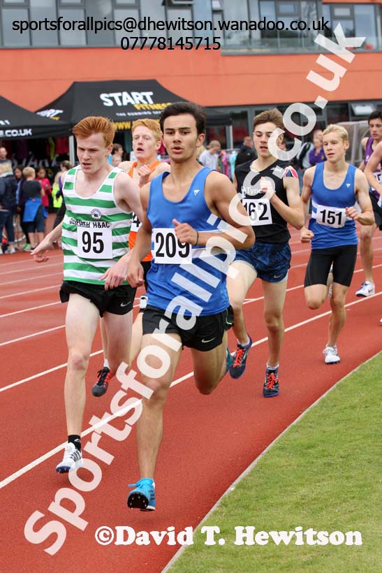 Mens under-17s 800 metres, Gateshead Tartan Games. Phot: David T. Hewitson/Sports for All Pics